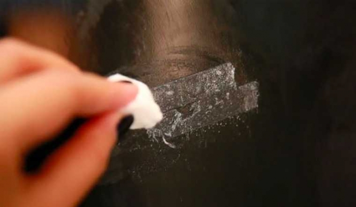 4 cách làm sạch keo dán giấy tường tại nhà 1